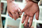 Медики советуют мужчинам снимать обручальные кольца